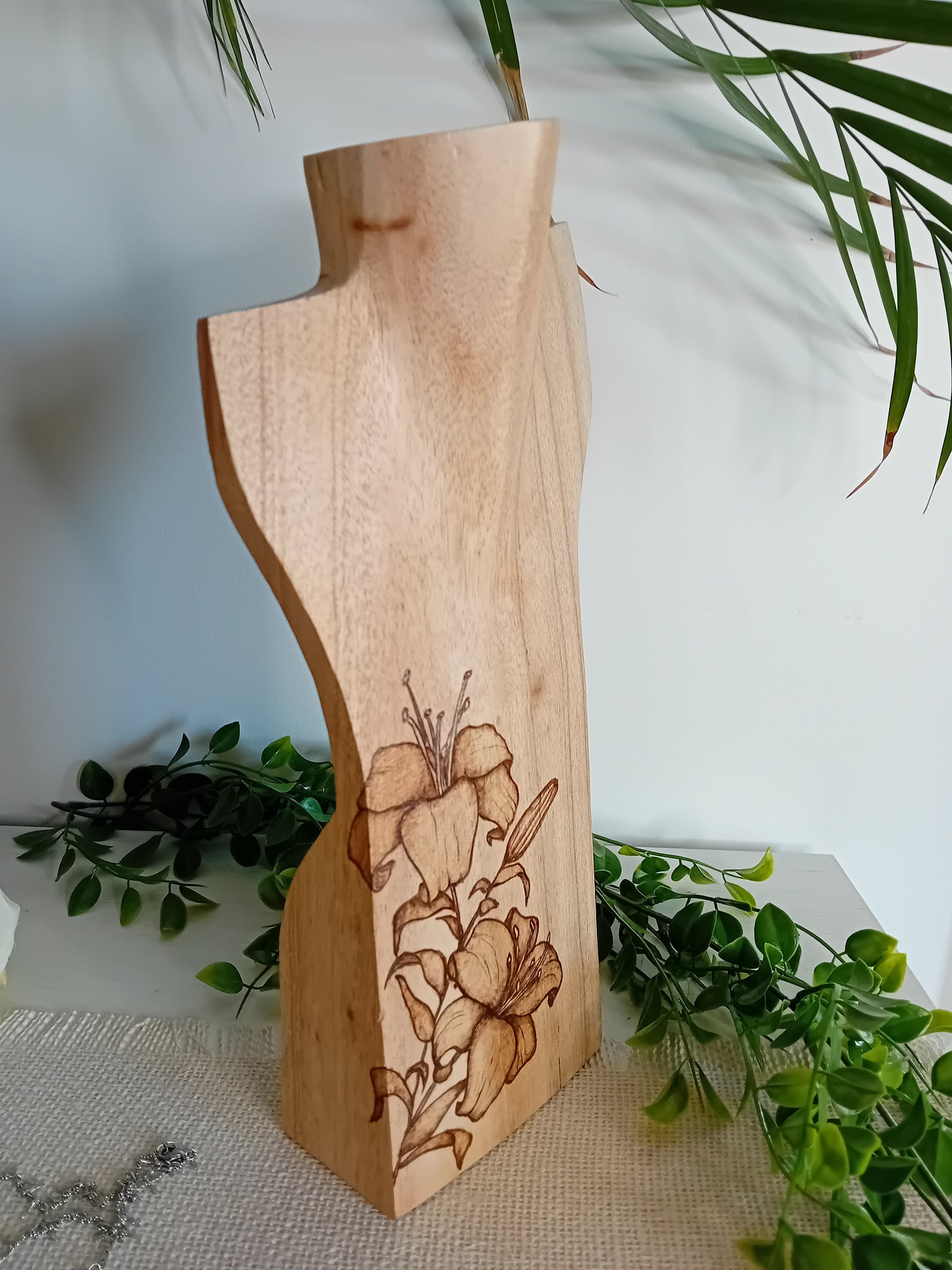 Buste en bois massif brut Lys